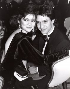 Valerie Bertinelli and Eddie Van Halen 1985, NY.jpg